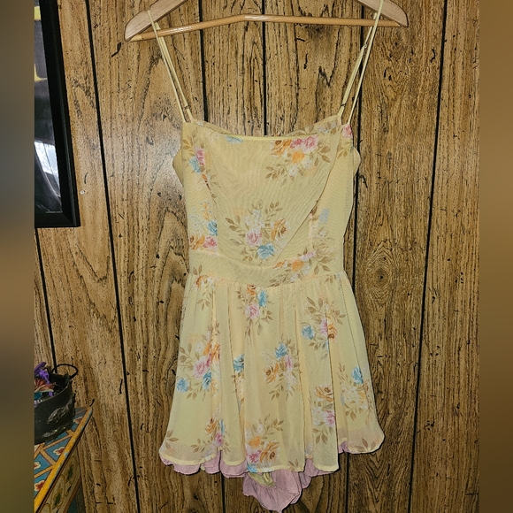 LUCY IN THE SKY Floral Romper - Large - Picture 3 of 6